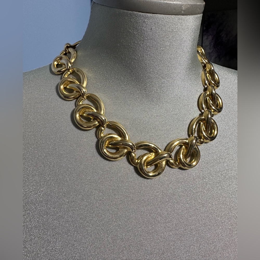 Chunky gold tone circular loop necklace 80’s 90’s vintage vibes
